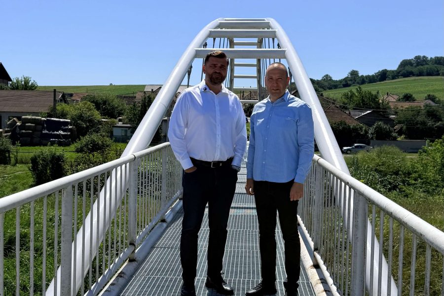 Eugen și primarul orașului Rupea pe noua pasarelă pietonală