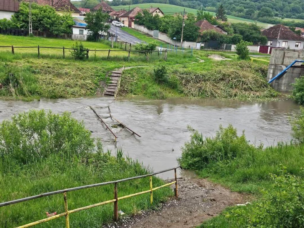 Vechea traversare peste pârâul Cozd, înaintea construirii pasarelei pietonale