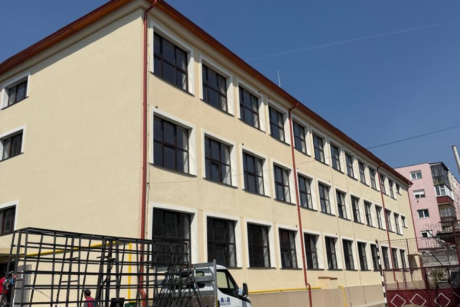 Fațada clădirii școlii